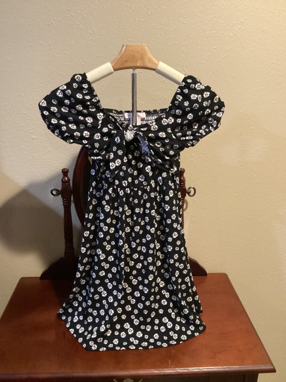 Girls’ Black Floral Puff Sleeve Dress with Bow Detail – Daisy Print